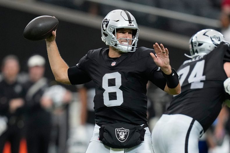 El quarterback de los Raiders de Las Vegas Kirk Cousins lanza en el encuentro de pretemporada ante los 49ers de San Francisco el jueves 27 de agosto del 2026. (AP Foto/John Locher)