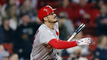 Nolan Arenado pega un jonrón por los Cardenales de San Luis en contra de los Medias Rojas, en Boston, el domingo 14 de mayo de 2023. (AP Foto/Michael Dwyer)