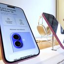 Exhibición del iPhone 16 en una Apple Store en Pittsburgh el 12 de enero de 2025. (AP Foto/Gene J. Puskar, Archivo)