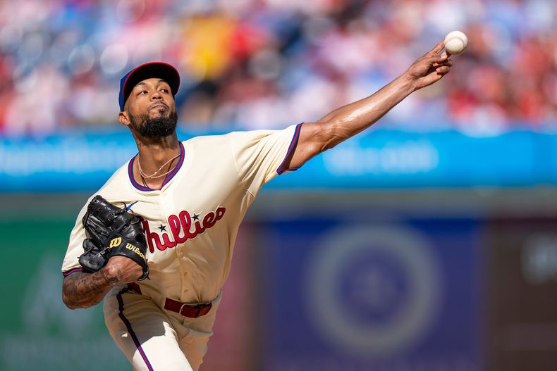 El lanzador abridor (SP) de los Filis de Filadelfia, el dominicano Cristopher Sánchez, lanza durante la primera entrada de un juego de béisbol contra los Mellizos de Minnesota, el domingo 28 de septiembre de 2025, en Filadelfia. (AP Photo/Chris Szagola)