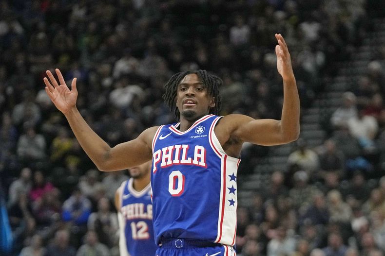 Tyrese Maxey, base de los 76ers de Filadelfia, festeja luego de anotar ante el Jazz de Utah en el encuentro del jueves 1 de febrero de 2024 (AP Foto/Rick Bowmer)