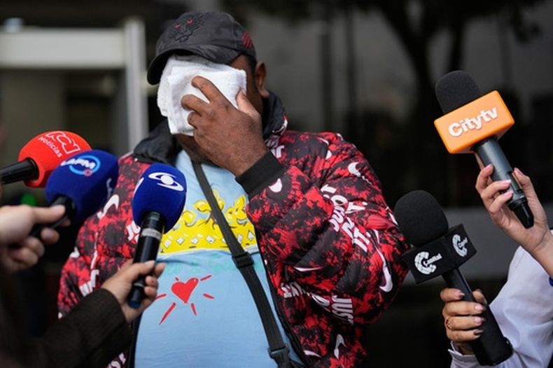 Alfridis Julio, padre del soldado Kaleth Julio, quien falleció en el accidente aéreo en Puerto Leguízamo, se seca las lágrimas mientras habla con la prensa a las afueras del Instituto de Medicina Forense que devolverá los restos a las familias en Bogotá, Colombia, el miércoles 25 de marzo de 2026. (AP Foto/Fernando Vergara)