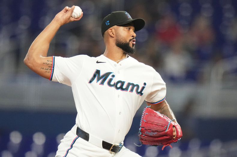 El dominicano Sandy Alcántara, abridor de los Marlins de Miami, lanza en el juego ante los Filis de Filadelfia, el martes 28 de julio de 2026 (AP Foto/Lynne Sladky)