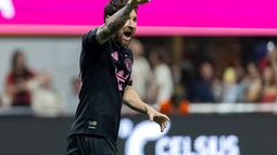 El delantero del Inter Miami, Lionel Messi, reacciona tras anotar un gol contra el Atlanta United durante la primera mitad de un partido de fútbol de la MLS, el sábado 17 de octubre de 2026, en Atlanta. (Foto AP/Vasha Hunt)
