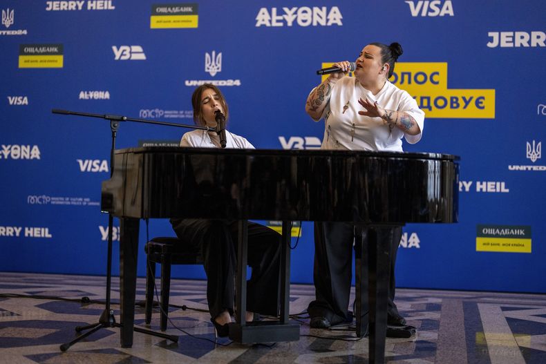 La cantante ucraniana Jerry Heil, izquierda, y la rapera alyona alyona interpretan una canción en Kiev, Ucrania, el jueves 25 de abril de 2024. El dúo representará a Ucrania en el Festival Eurovisión en Malmö, Suecia. (Foto AP/Francisco Seco)