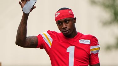El receptor de los Chiefs de Kansas City Xavier Worthy saluda a los aficionados durante el campamento de entrenamiento del equipo el viernes 31 de julio del 2026. (AP Foto/Charlie Riedel)