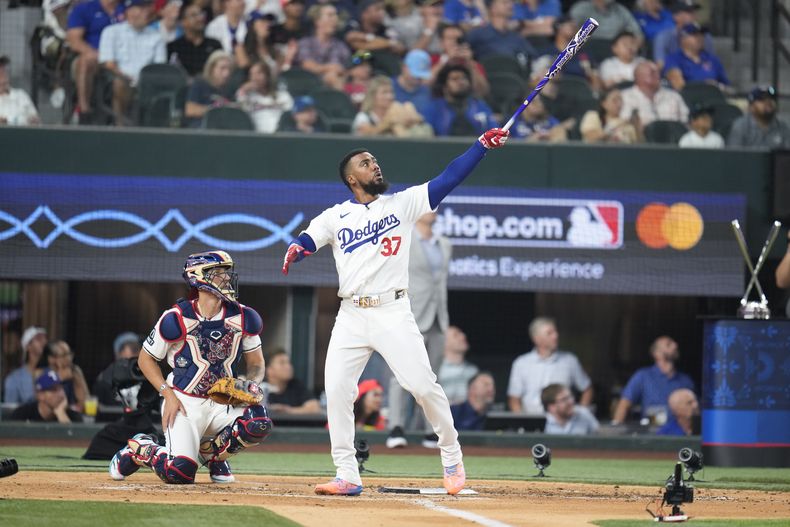 Teoscar Hernández, de los Dodgers de Los Ángeles, señala con el bate para seguir uno de sus batazos en el Derbi de Jonrones del Juego de Estrellas. Hernández venció en la final a Bobby Witt Jr. 14-13, el lunes 15 de julio de 2024, en Arlington, Texas. (AP Foto/Julio Cortez)