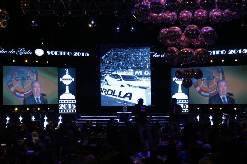 La foto del martes 2 de diciembre de 2014 muestra un homenaje al fallecido presidente de la Asociaci&oacute;n del F&uacute;tbol Argentino, Julio Grondona, antes del sorteo para definir los grupos de la Copa Libertadores en Luque, Paraguay (AP Foto/Jorge S