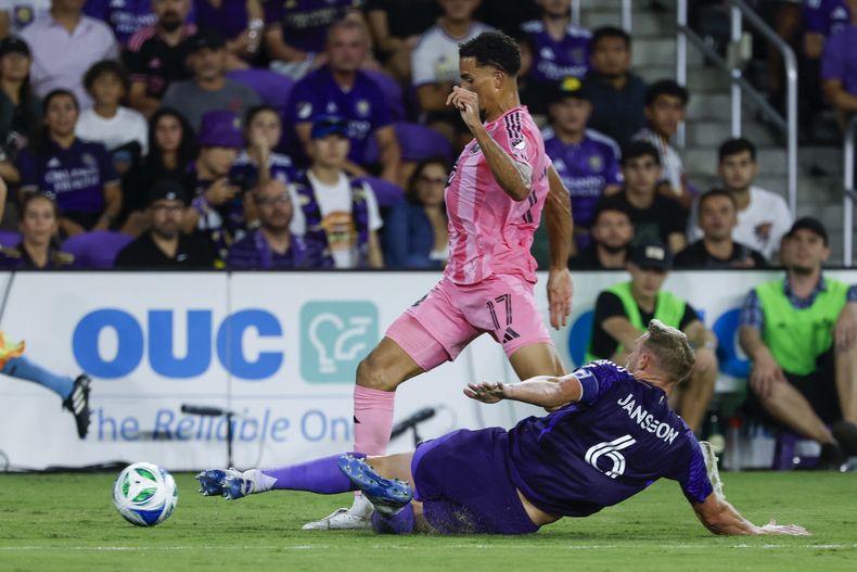 Robin Jansson (6), defensa del Orlando City, patea el balón lejos del defensa del Inter Miami, Ian Fray (17), durante la primera mitad de un partido de fútbol de la MLS, el domingo 10 de agosto de 2025, en Orlando, Florida. (AP Photo/Kevin Kolczynski)