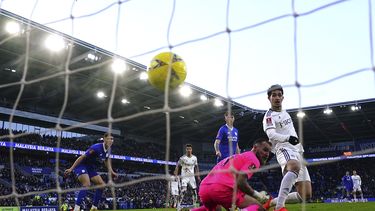 Leeds remonta para empatar ante Cardiff