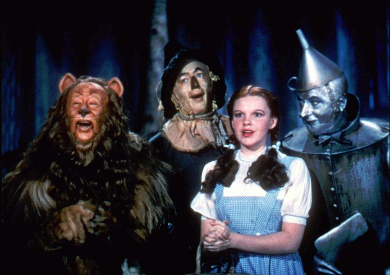 En esta imagen de archivo de 1939 distribuida originalmente por Warner Bros., (de izqueirda a derecha) Bert Lahr como Leoncio, Ray Bolger como el Espantap&aacute;jaros, Judy Garland como Dorita, y Jack Haley como Achicoria, en una escena de "El Mago