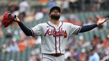 Reynaldo López, lanzador de los Bravos de Atlanta, festeja durante el juego ante los Orioles de Baltimore, el domingo 26 de julio de 2026 (AP Foto/Daniel Kucin Jr.)