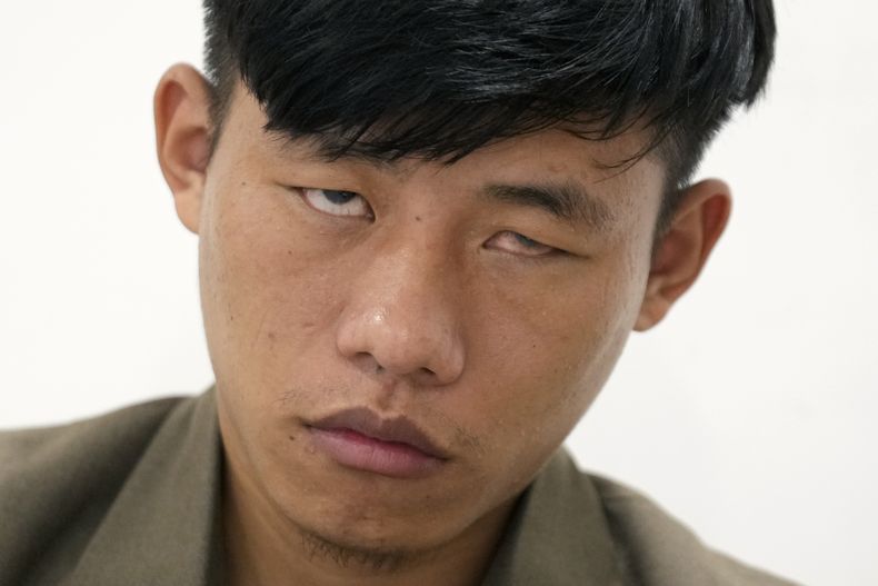 Takosangba Pongen, de 27 años, un pianista ciego, espera para actuar en el Festival de Piano Brillante de dos días en Bengaluru, India, el domingo 29 de septiembre de 2024. (Foto AP/Aijaz Rahi)