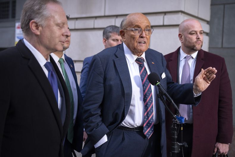 Rudy Giuliani, centro, habla con reporteros tras salir de un tribunal federal en Washington, el viernes 10 de enero de 2025. (AP Foto/Mark Schiefelbein)