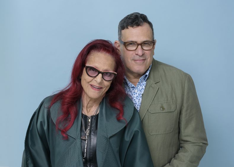 Patricia Field, izquierda, y Michael Selditch posan para un retrato el miércoles 7 de junio de 2023 en Nueva York para promover Happy Clothes: A Film About Patricia Field que se estrenó en el Festival de Cine de Tribeca. (Foto Christopher Smith/Invision/AP)