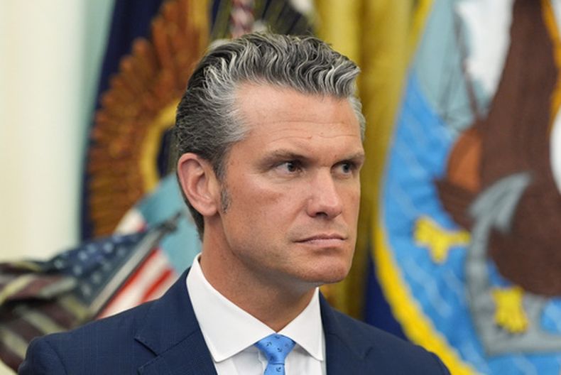 El secretario de Defensa de Estados Unidos, Pete Hegseth, escucha al presidente Donald Trump en una reunión sobre las familias de militares, en el Despacho Oval de la Casa Blanca, el lunes 3 de agosto de 2026, en Washington. (AP Foto/Alex Brandon)