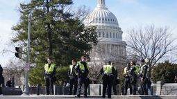 Policías del Capitolio federal están parados cerca de una protesta afuera de la Corte Suprema de Estados Unidos el jueves 8 de febrero de 2024 en Washington. (AP Foto/Mariam Zuhaib)