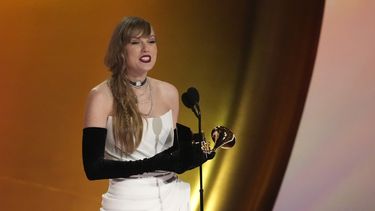 Taylor Swift recibe el premio a mejor álbum pop vocal por Midnights en la 66a entrega anual de los Premios Grammy el domingo 4 de febrero de 2024 en Los Ángeles. (Foto AP/Chris Pizzello)