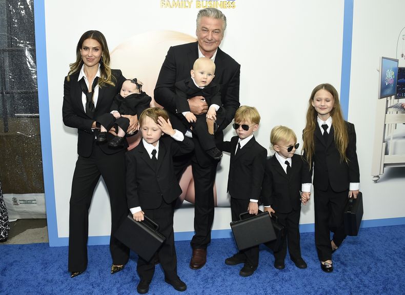 ARCHIVO - El actor Alec Baldwin, centro, posa con su esposa Hilaria Baldwin, y seis de sus hijos en el estreno mundial de The Boss Baby: Family Business en Nueva York el 22 de junio de 2021. (Foto Evan Agostini/Invision/AP, archivo)