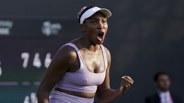 Venus Williams celebra tras vencer a Camila Giorgi en el torneo de la WTA en Birmingham, el lunes 19 de junio de 2023. (Jacob King/PA vía AP)