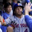 El venezolano Francisco Álvarez festeja en la cueva tras conectar un jonrón por los Mets de Nueva York en el duelo del sábado 10 d ejunio de 2023, ante los Piratas de Pittsburgh (AP Foto/Matt Freed)