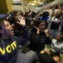 Zion Dawkins, estudiante de la North Carolina Agricultural and Technical State University, se reúne con otros estudiantes para una fiesta de seguimiento de la noche electoral, el martes 5 de noviembre de 2024, en Greensboro, Carolina del Norte. (AP Foto/George Walker IV)