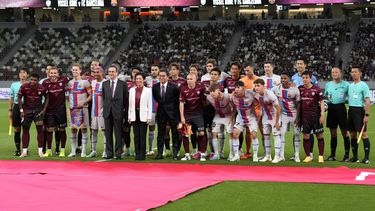 Andres Iniesta del Vissel Kobe posa con jugadores e invitados antes del encuentro amistoso entre el Barcelona y el Vissel Kobe en el Estadio Nacional de Tokio el martes 6 de junio del 2023. (AP Foto/Eugene Hoshiko)