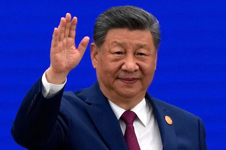 El presidente de China, Xi Jinping, saluda a su llegada a la ceremonia de apertura de la World AI Conference en Shanghai, el 17 de julio de 2026. (AP Foto/Ng Han Guan, Pool)