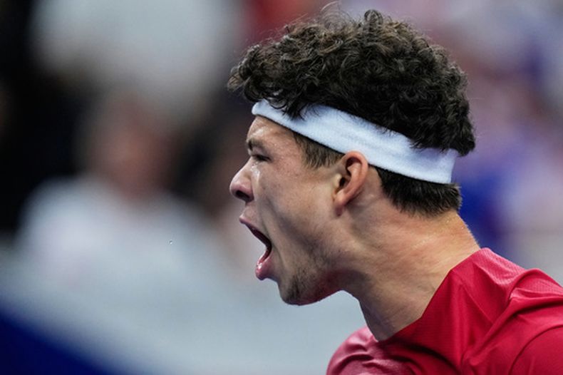 Ben Shelton celebra tras ganar un punto ante Jiri Lehecka durante la serie de la Copa Davis, el viernes 18 de septiembre de 2026, en Praga. (AP Foto/Petr David Josek)