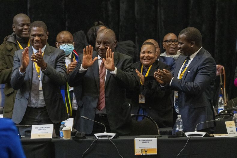 El presidente sudafricano Cyril Ramaphosa reacciona tras ser reelegido como líder del país en Ciudad del Cabo, Sudáfrica, el viernes 14 de junio de 2024. (AP Foto/Jerome Delay)