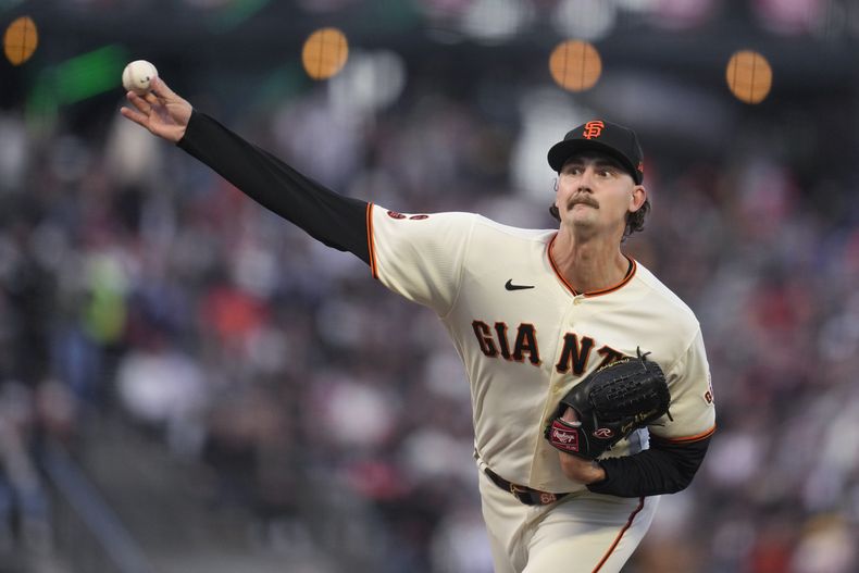 El lanzador de los Gigantes de San Francisco Sean Hjelle trabaja en el quinto episodio del encuentro ante los Padres de San Diego el miércoles 21 de junio del 2023. (AP Foto/Jeff Chiu)