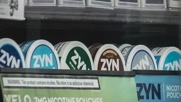 ARCHIVIO – Paquetes de Zyn, una bolsa de nicotina sin humo, a la venta entre otros productos de nicotina y tabaco, en un quiosco de periódicos de Nueva York, el 23 de febrero de 2024. (AP Foto/Bebeto Matthews, Archivo)