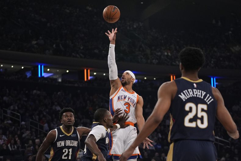 Josh Hart, centro, de los Knicks de Nueva York, dispara al aro durante la primera mitad del partido de baloncesto de la NBA en contra de los Pelicans de Nueva Orleans, el domingo 1 de diciembre de 2024, en Nueva York. (AP Foto/Pamela Smith)