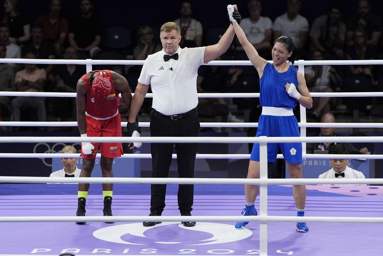 La taiwanesa Wu Shih-Yi celebra su victoria ante la ecuatoriana Angie Palacios en el boxeo de los Juegos Olímpicos de París, el miércoles 31 de julio de 2024. (AP Foto/John Locher)