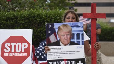Trump propone acuerdo de dos fases en política migratoria