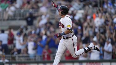 Austin Riley de los Bravos de Atlanta hace un gesto mientras recorre las bases tras conectar un jonrón de dos carreras frente a los Mellizos de Minnesota el martes 27 de junio del 2023. (AP Foto/John Bazemore)