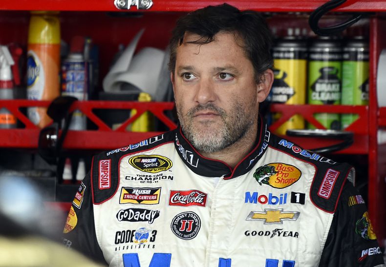 Tony Stewart fotografiado en el garage durante una pr&aacute;ctica para la carrera de la NASCAR Sprint Cup Series en el Chicagoland Speedway el 13 de septiembre del 2014. Un procurador dispuso que un jurado investigador determine si Stewart debe ser enjuc