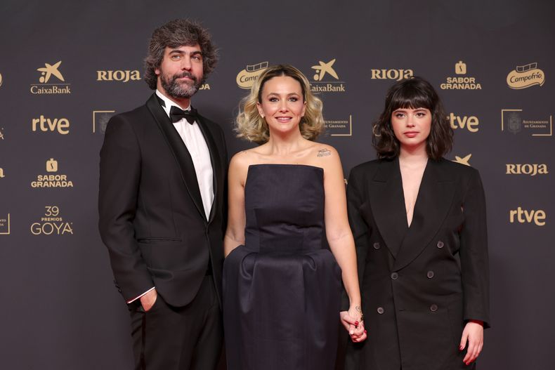 Esteban Navarro, de izquierda a derecha, Paula Ribo, y Belen Barenys llegan a la 39ª edición de los Premios Goya en Granada, España, el sábado 8 de febrero de 2025, en Granada. (Foto AP/Fermin Rodriguez)