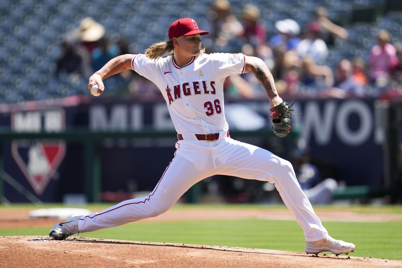Caden Dana (36), lanzador abridor de los Angelinos de Los Ángeles, lanza durante la primera entrada del juego de béisbol en contra de los Marineros de Seattle, el domingo 1 de septiembre de 2024, en Anaheim, California. (AP Foto/Ashley Landis)