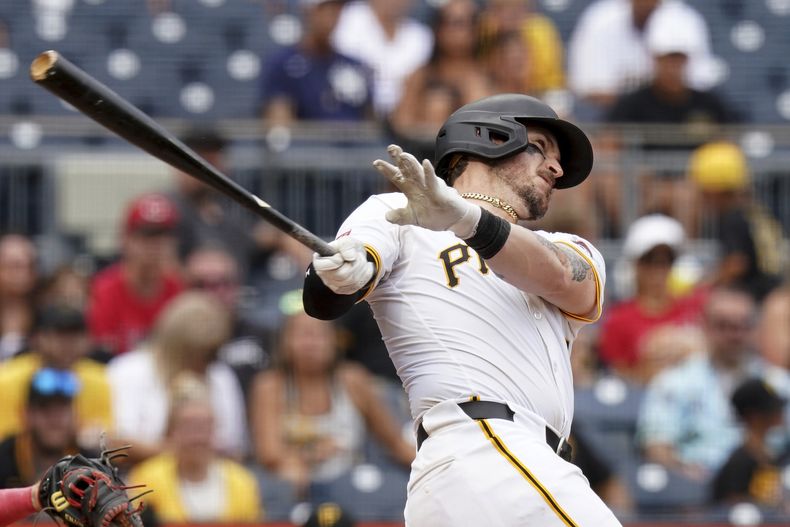 Yasmani Grandal de los Piratas de Pittsburgh batea un jonrón de dos carreras ante los Rojos de Cincinnati, el domingo 25 de agosto de 2024, en Pittsburgh. (AP Foto/Matt Freed)