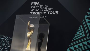 ARCHIVO - El trofeo de la Copa Mundial femenina de fútbol durante un acto de promoción en la estatua del Cristo Redentor de Río de Janeiro, el 29 de marzo de 2023. (AP Foto/Bruna Prado)