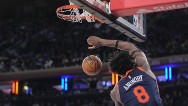 OG Anunoby, alero de los Knicks de Nueva York, realiza una volcada en el duelo del jueves 25 de enero de 2024, ante los Nuggets de Denver (AP foto/Mary Altaffer)
