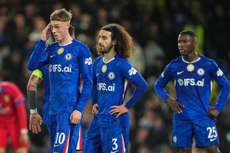 Cole Palmer, Marc Cucurella y Moises Caicedo del Chelsea reaccionan tras el encuentro ante el Paris Saint-Germain en la Liga de Campeones el martes 17 de marzo del 2026. (AP Foto/Kin Cheung)