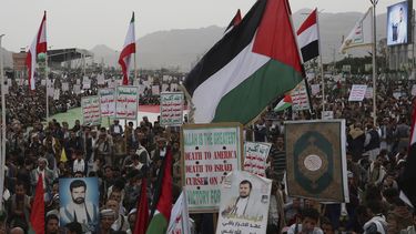 Partidarios hutíes lanzan consignas durante una protesta semanal contra Estados Unidos e Israel en Saná, Yemen, el viernes 4 de julio de 2025. (AP Foto/Osamah Abdulrahman)