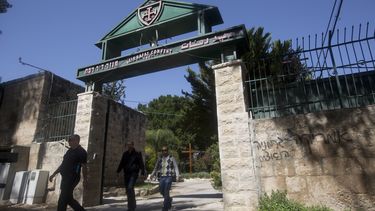 americateve | Un grafiti dice "Estados Unidos igual que la Alemania nazi" en el convento de Deir Rafat, en el centro de Israel, el martes 1 de abril del 2014. (Foto AP/Sebastian Scheiner)