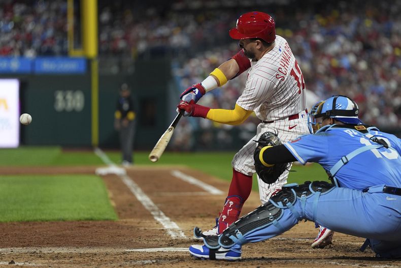 Kyle Schwarber, de los Filis de Filadelfia, pega un jonrón ante los Reales de Kansas City, en el encuentro del sábado 13 de septiembre de 2025 (AP Foto/Matt Rourke)