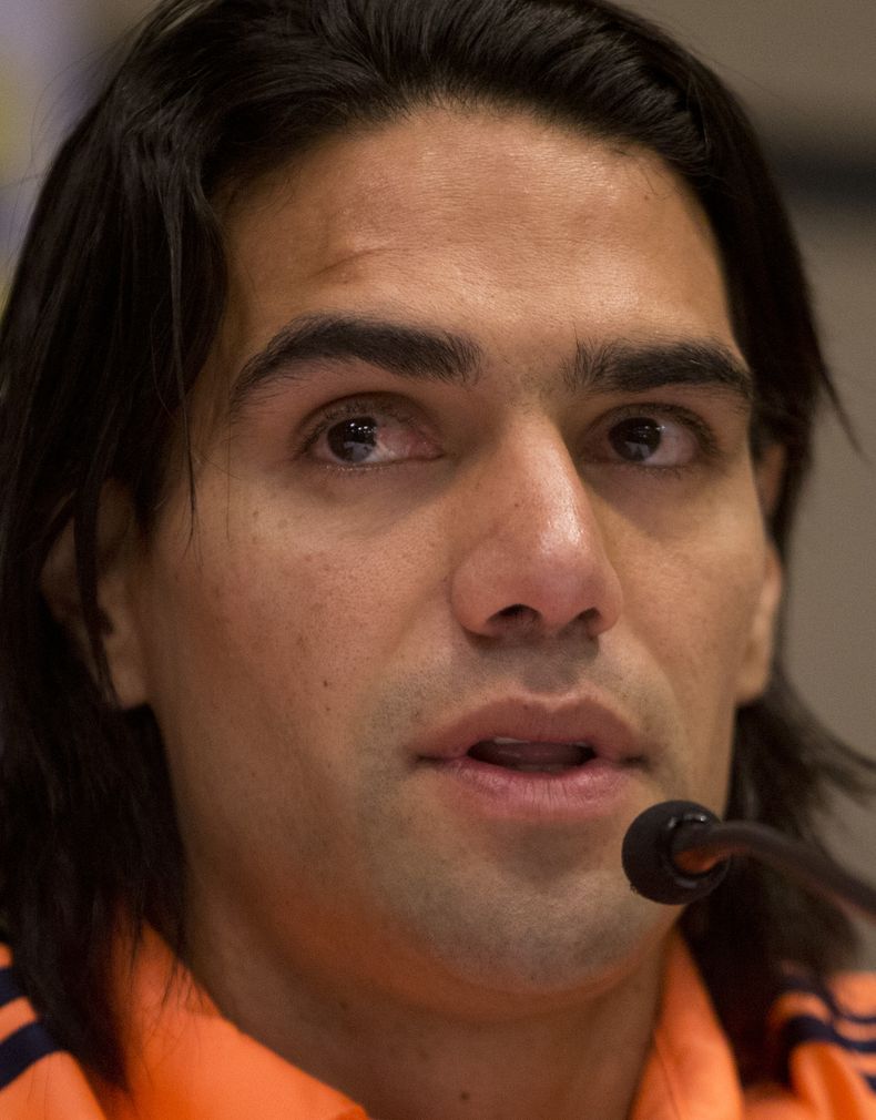 El atacante Radamel Falcao habla a periodistas cuando se anunci&oacute; que no jugar&aacute; el Mundial de Brasil debido a una lesi&oacute;n el 2 de junio de 2014 (Foto de AP/Eduardo Di Baia)