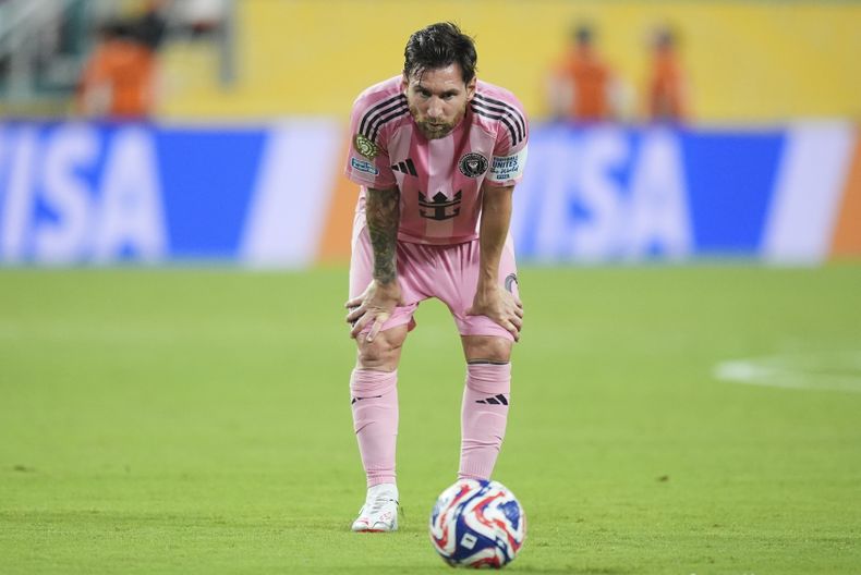 El argentino Lionel Messi, del Inter Miami, se prepara para ejecutar un tiro libre ante Al Ahly de Egipto, el sábado 14 de junio de 2025, en la inauguración del Mundial de Clubes (AP Foto/Rebecca Blackwell)