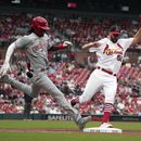Elly De La Cruz de los Rojos de Cincinnati alcanza primera con un sencillo frente al lanzador Adam Wainwright de los Cardenales de San Luis el domingo 11 de junio del 2023. (AP Foto/Jeff Roberson)