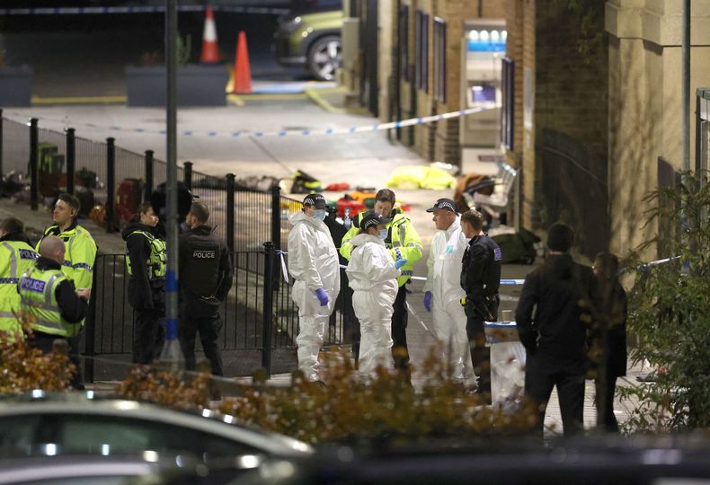Trabajadores de emergencias trabajan en la estación de Huntingdon tras un apuñalamiento masivo en un tren con destino a Londres en el este de Inglaterra, en Cambridgeshire, Inglaterra, el sábado 1 de noviembre de 2025. (Chris Radburn/PA via AP)